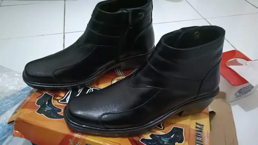Sepatu nomor 41
