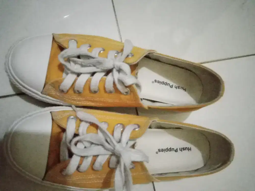 sepatu ori warna kuning merk hush puppies