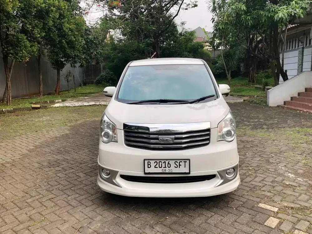 TOYOTA NAV1 V 2.0 LIMITED BENSIN 2015