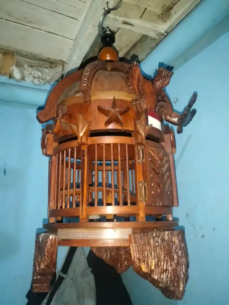 Burung perkutut Bangkok dan jati ukir