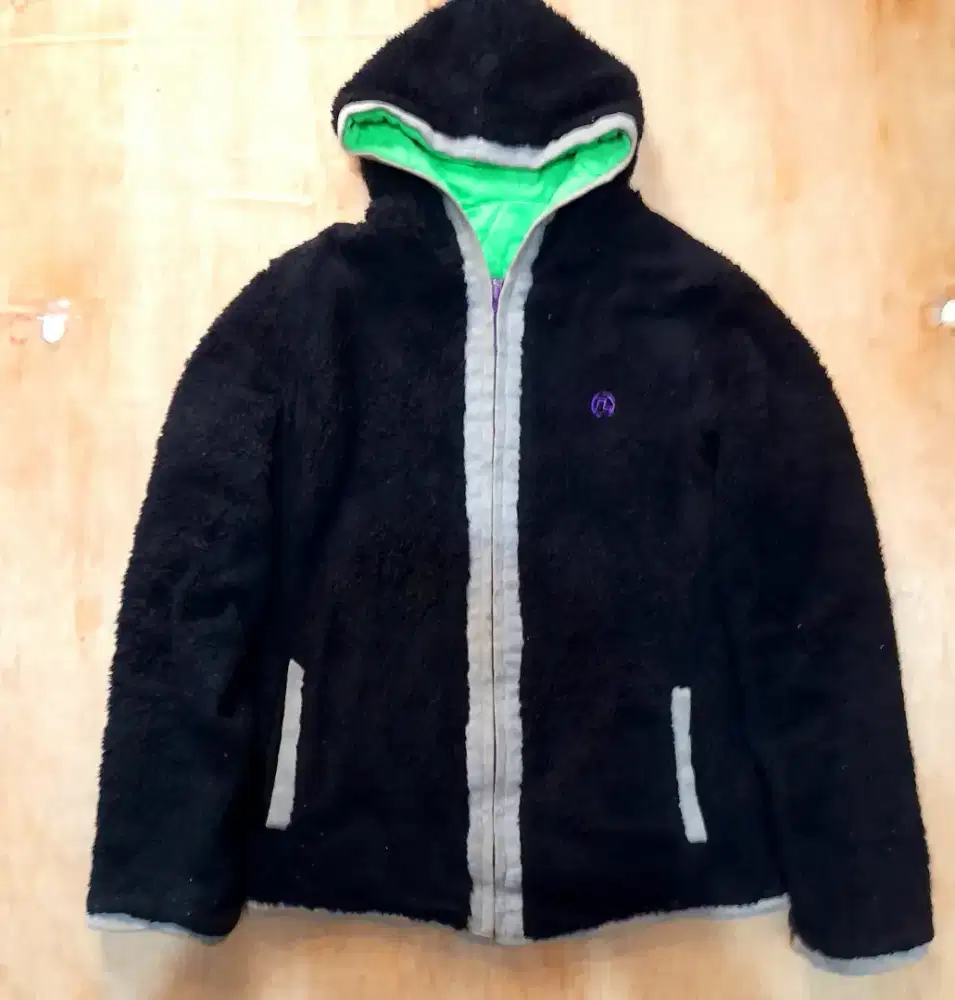 Jaket Vintage Thrift Style – Streetwear Casual Look”