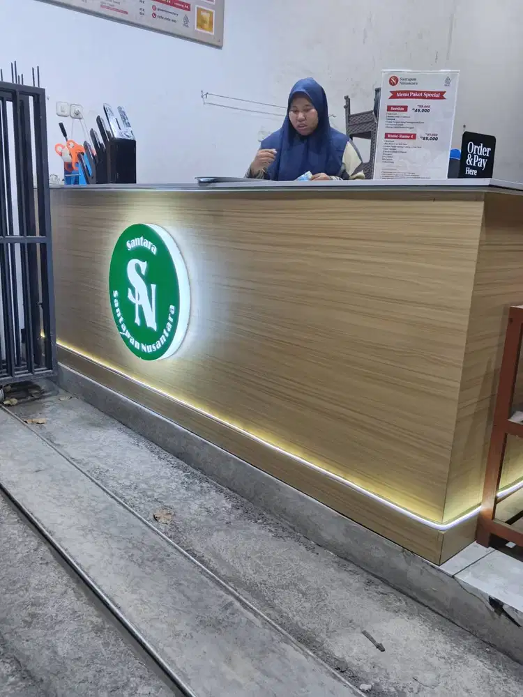 Meja Bar dan Neon Box bisa ganti sticker