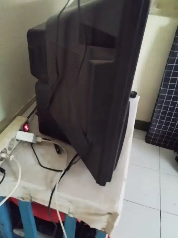 Tivi bekas pakai,keadaan 80% Karna barang seken.sianran berfungsi nrml