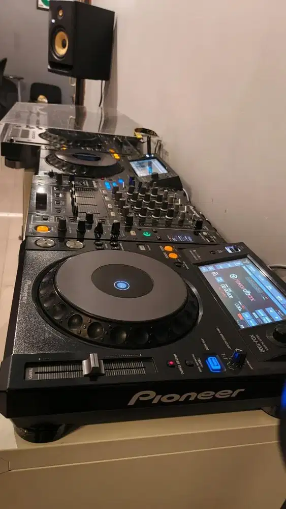 Sale 2 pioneer XDJ 1000 and 1 djm 850 kondisi normal