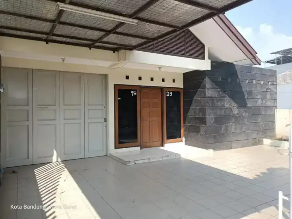 Rumah singgasana 3+1 bed kondisi kosongan sewa murah