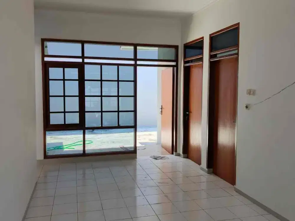 DISEWAKAN RUMAH SIAP HUNI BARU RENOV DI TAMAN HOLIS INDAH