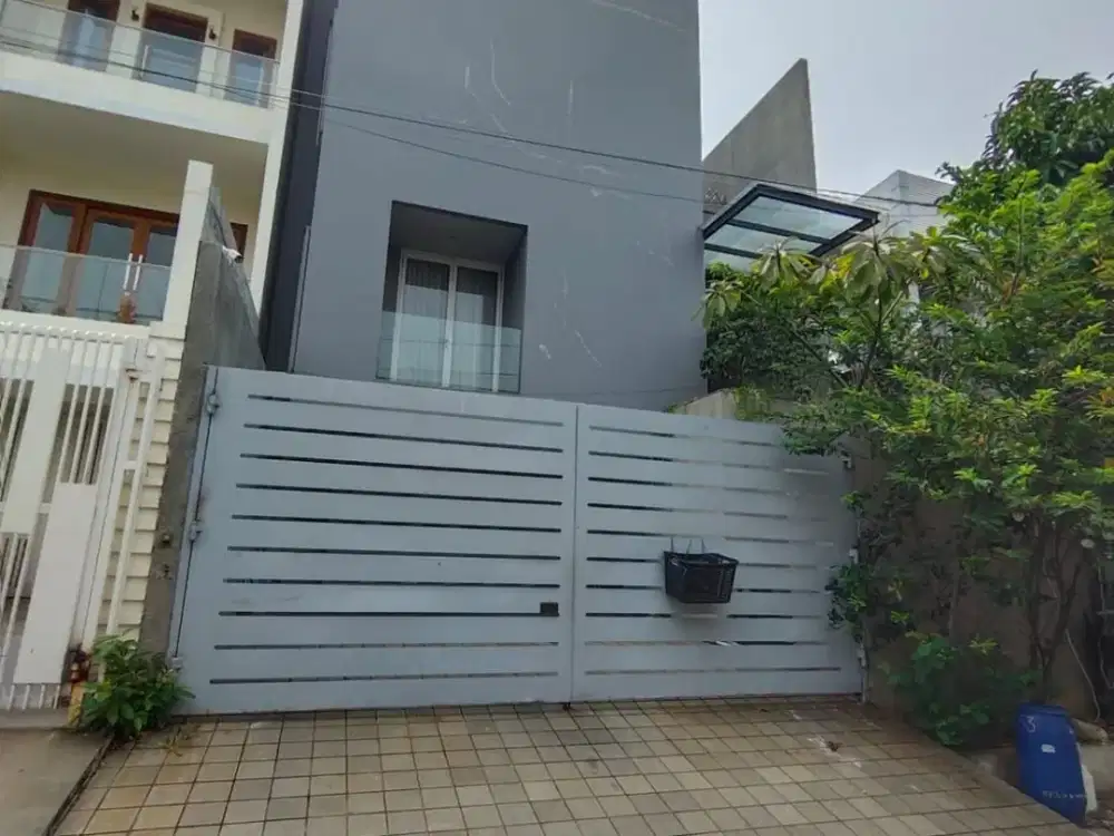 Rumah Keren Design Modern 3,5 Lantai di Villa Permata Gading