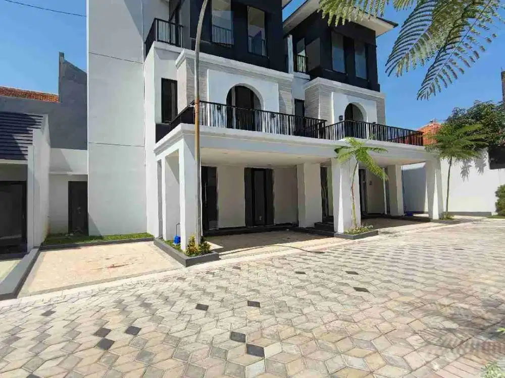 Rumah Mewah 3 Lantai Ada LIFT Dekat AKPOL dan UNIKA Gajah Mungkur