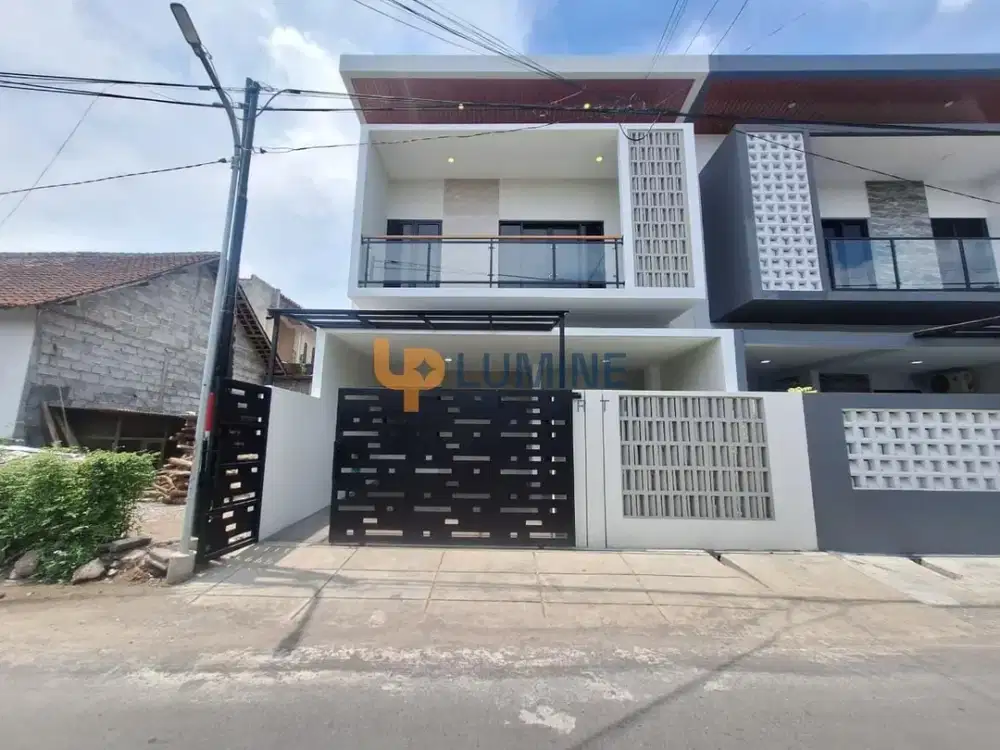 RUMAH SIAP HUNI 2 LANTAI 4 KAMAR TIDUR DEKAT PASAR KOLOMBO JAKAL