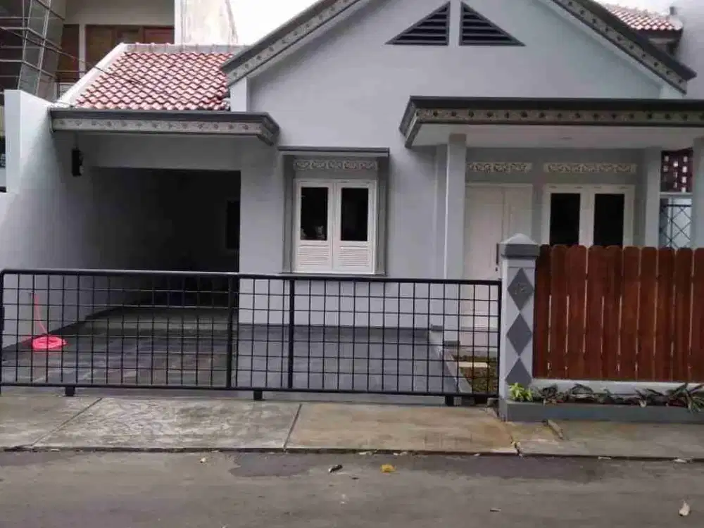 11-18 
DISEWAKAN RUMAH SIAP HUNI  DI JL CIPAYUNG KEBAYORAN BARU JAKARTA SELATAN
SHM 
Luas tanah : 218 m2
Luas bangunan : 200 m2
Kamar Tidu 3 + 1kt besar 
Kamar Mandi 2 + 1 Km besar
Kt 1 + Km 1
Gudang carport 1
 Ruang jemur 
Halaman serba guna disamping ki