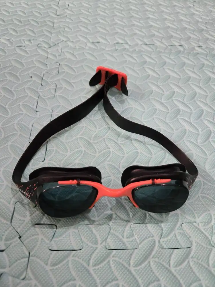 Kacamata Renang Sporty Hitam Merah — Anti Fog & Anti UV, Nyaman Dipaka