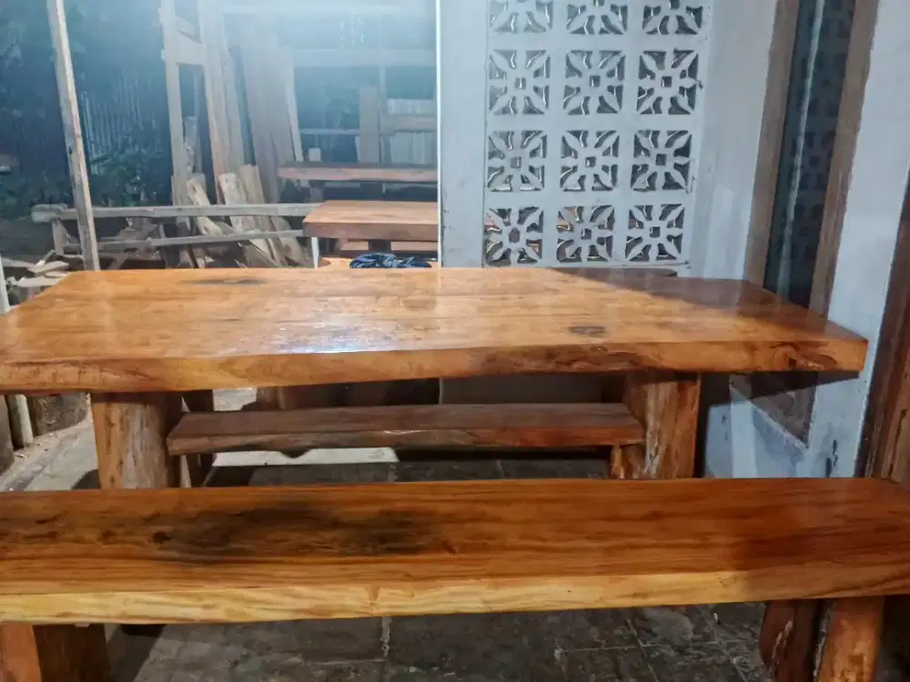 Meja makan antik teras