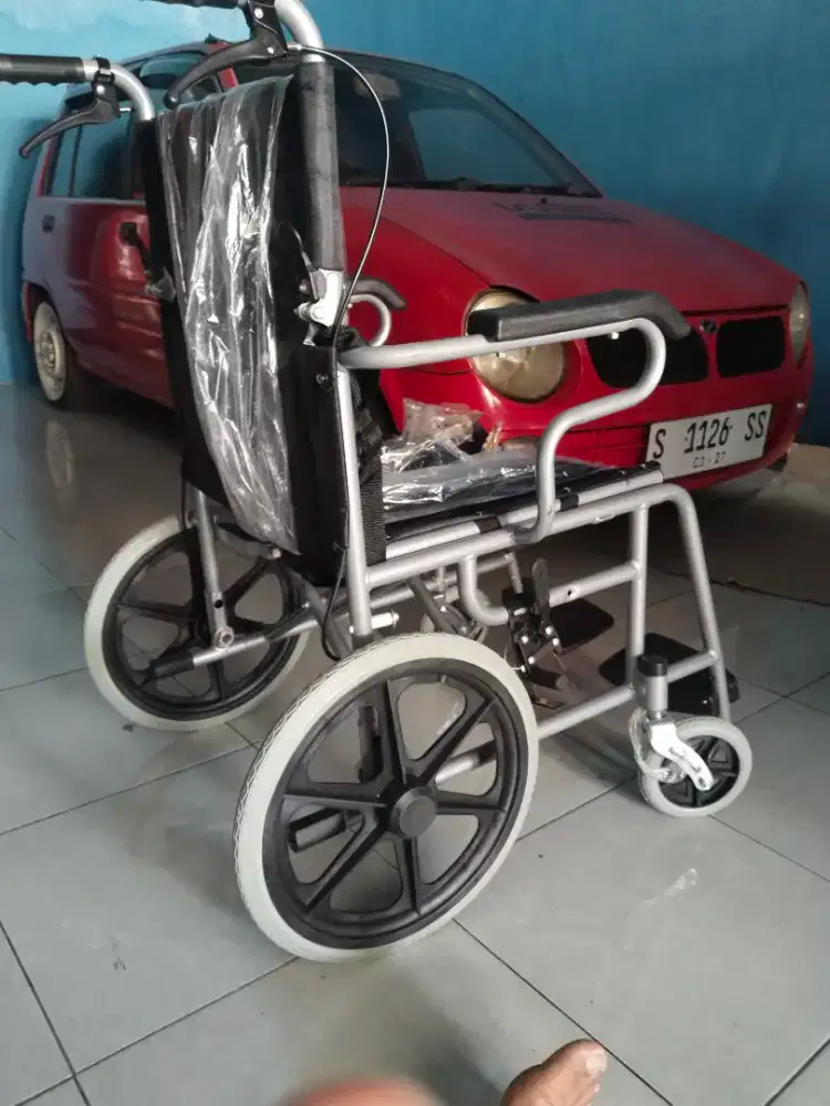 Kursi roda orang sakit baru
