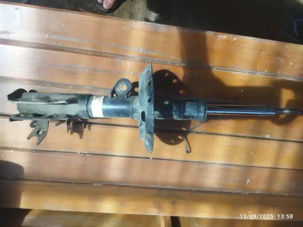 Shock absorber depan Honda Freed