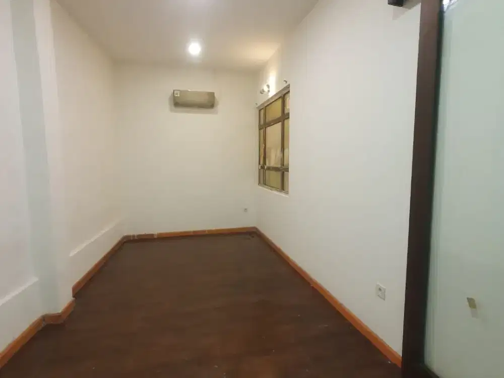 Dijual/Disewa Cepat Rumah Siap Huni di Tomang Jakbar – 4KT, Renov Baru!
