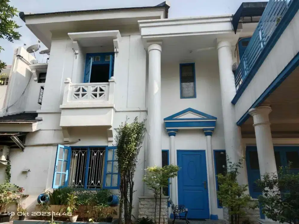 Rumah dijual di depan taman di Kota Wisata, Cibubur