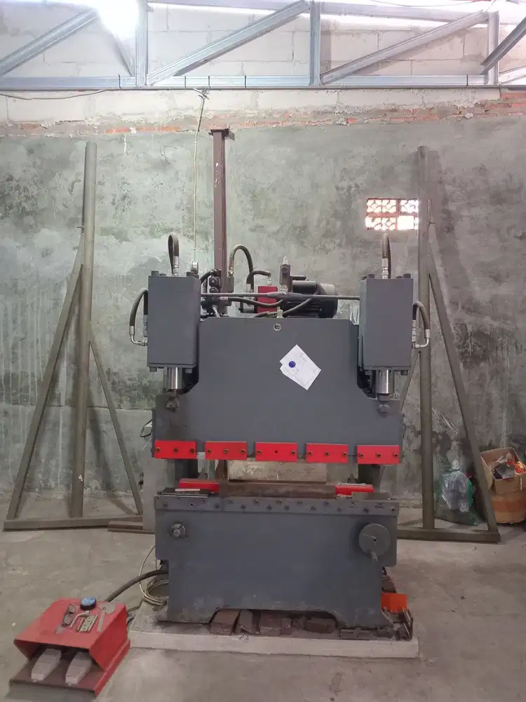 Mesin bending plat