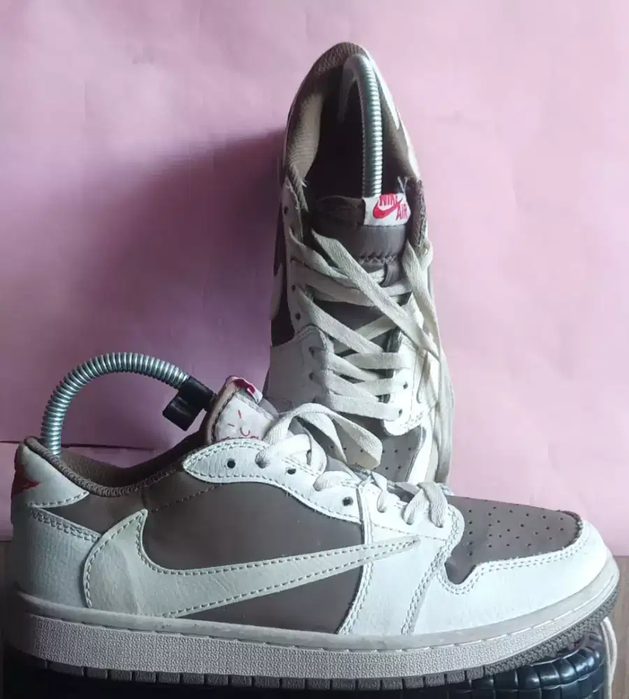 Sepatu olah raga secand