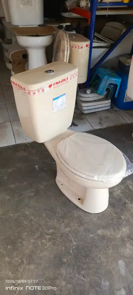 Kloset duduk toto cw 516 tombol atas krem siap pakai