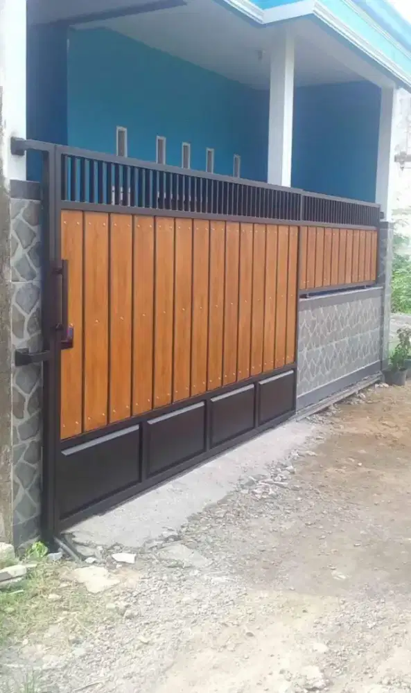 Pintu minimalis kombinasi lisplang