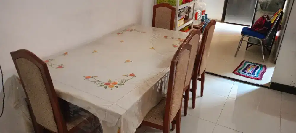 Meja dan kursi makan