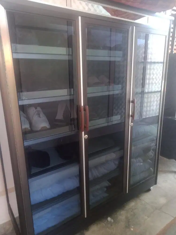 Dijual cepat rak sepatu kaca 3 pintu like new