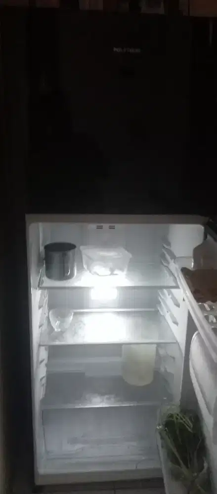 Kulkas 2pintu Polytron masih mulus baru 6bulan