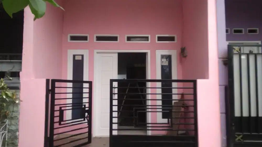 Di sewakan Rumah Mungil Tingkat berwarna  Pink bergaya Minimalis