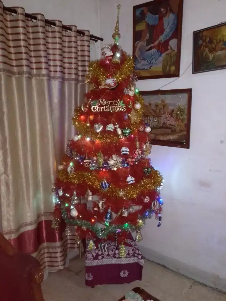Pohon natal warna merah