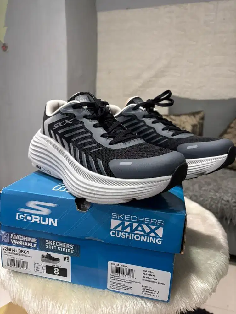 Skechers Max Cushioning Endeavour Men's Running Shoes - Black