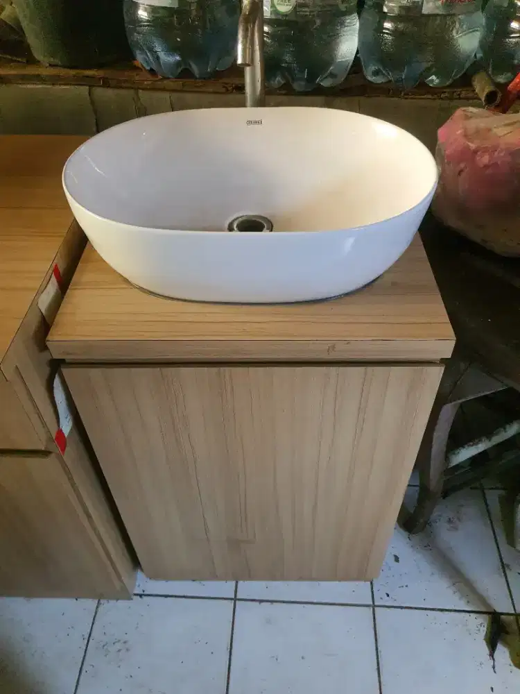 Wastafel dengan Meja