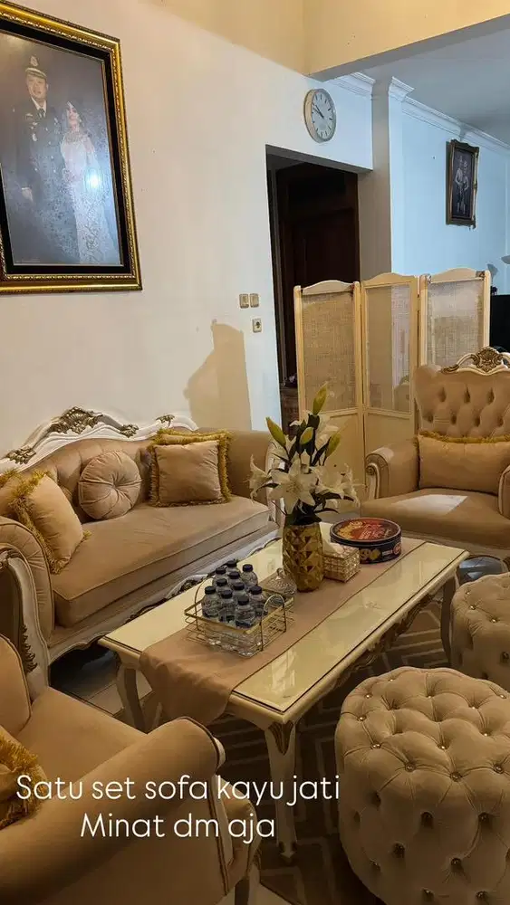 Satu set sofa kayu jati