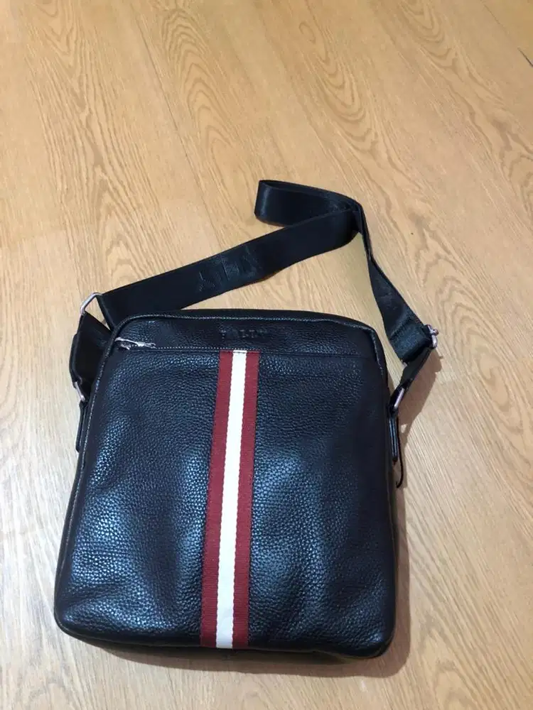 Tas slingbag merk Bally size 24x28 warna hitam bahan kulit asli