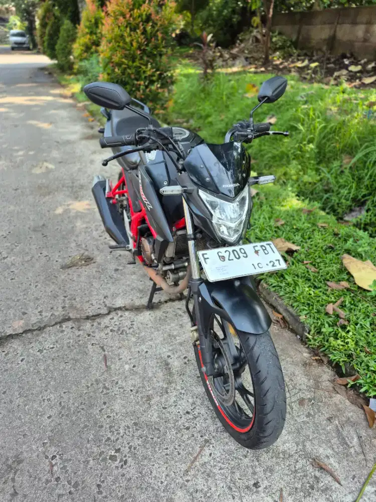Dijual Honda CB150R se tahun 2017 pajak hidup mesin bagus SS lengkap