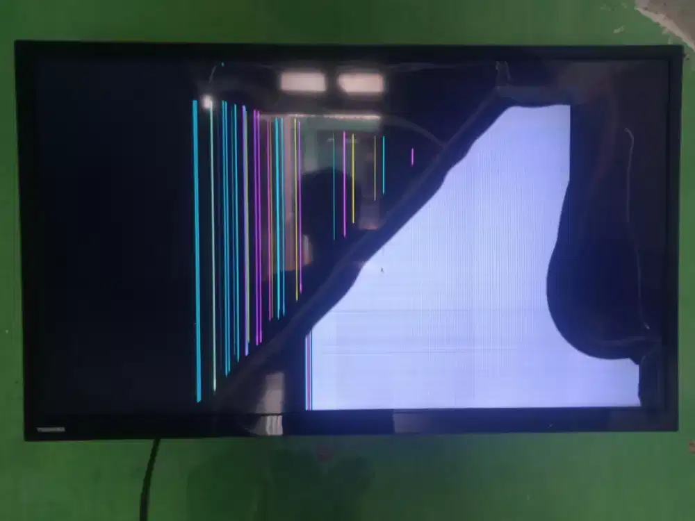 TV 32 ada 2 unit Layar pecah toshiba dan TCL
