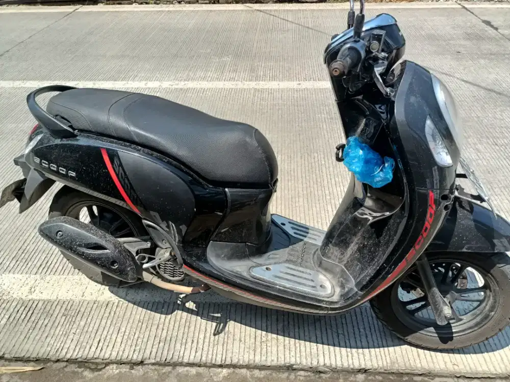 Honda Scoopy, warna hitam merah, tahun 2021