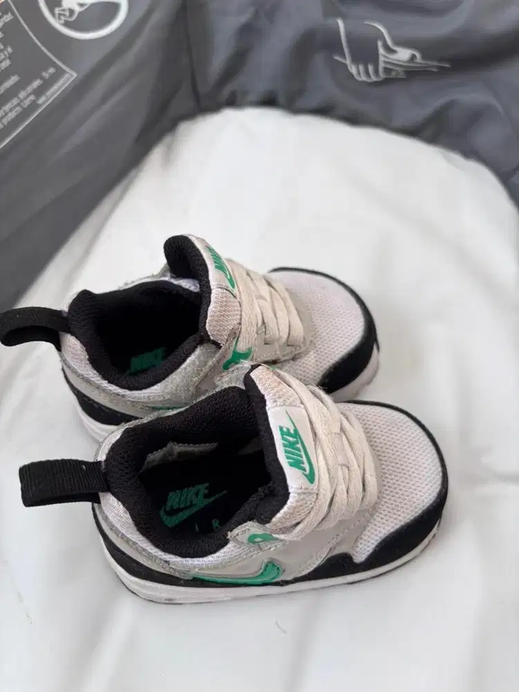 Sepatu bayi anak