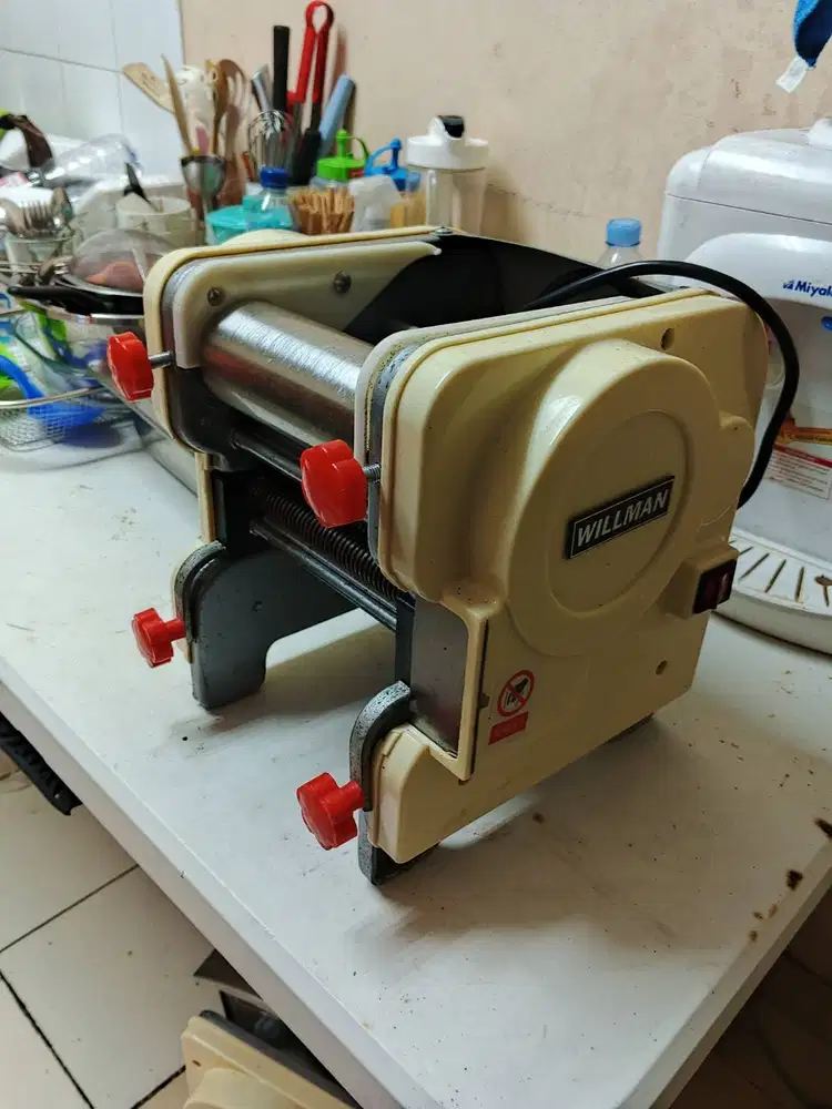 Mesin adonan dan produksi mie