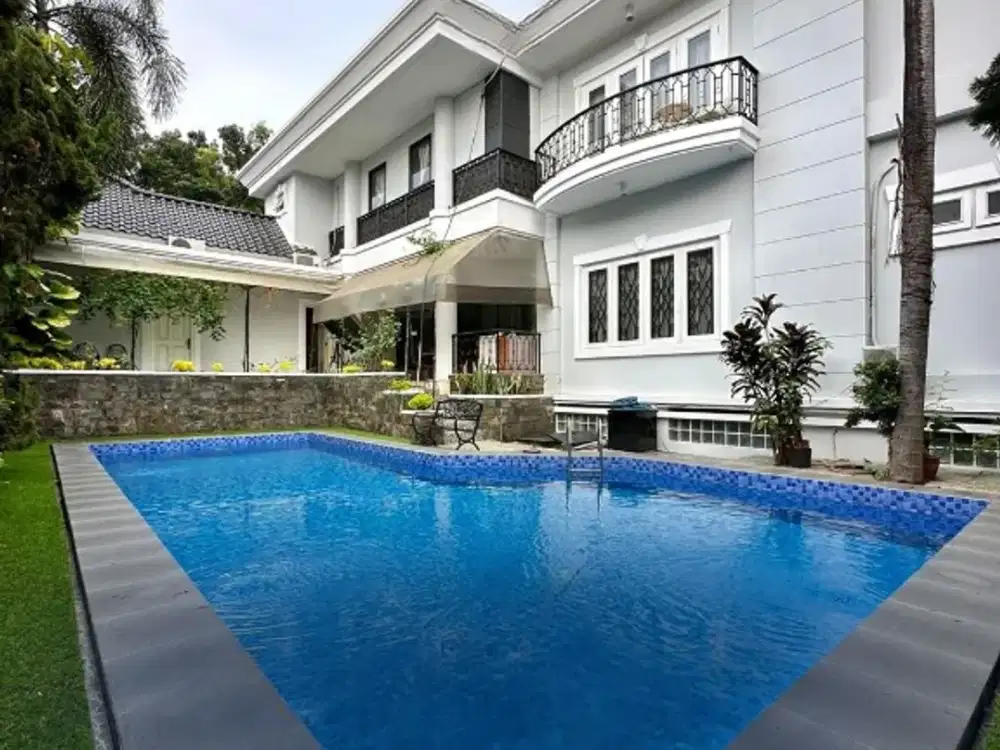 DIJUAL RUMAH MEWAH SIAP HUNI HALAMAN LUAS, ROW JALAN LEBAR