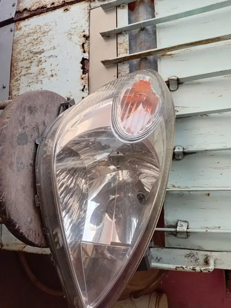 Lampu mobil avanza depan masih mulus