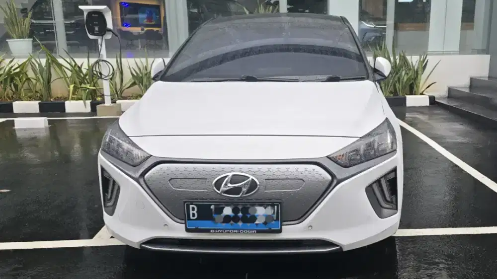IONIQ white 2021