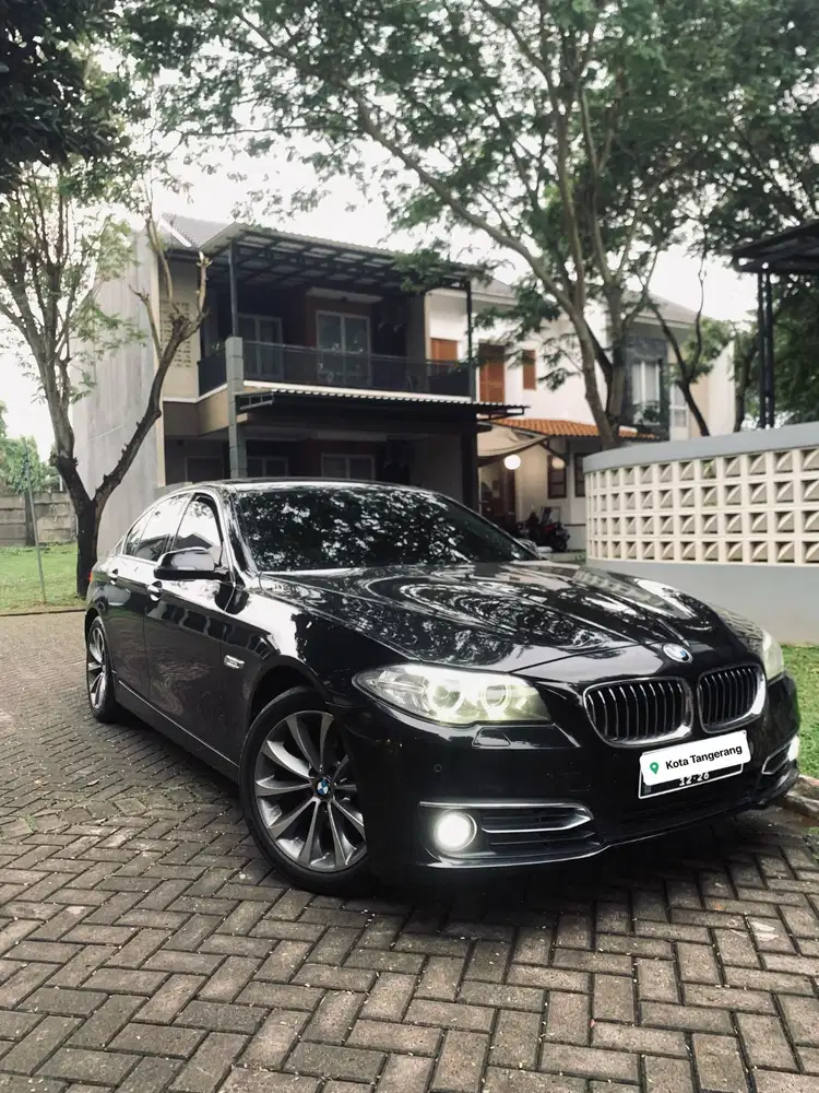 BMW 520i Luxury 2015 Hitam