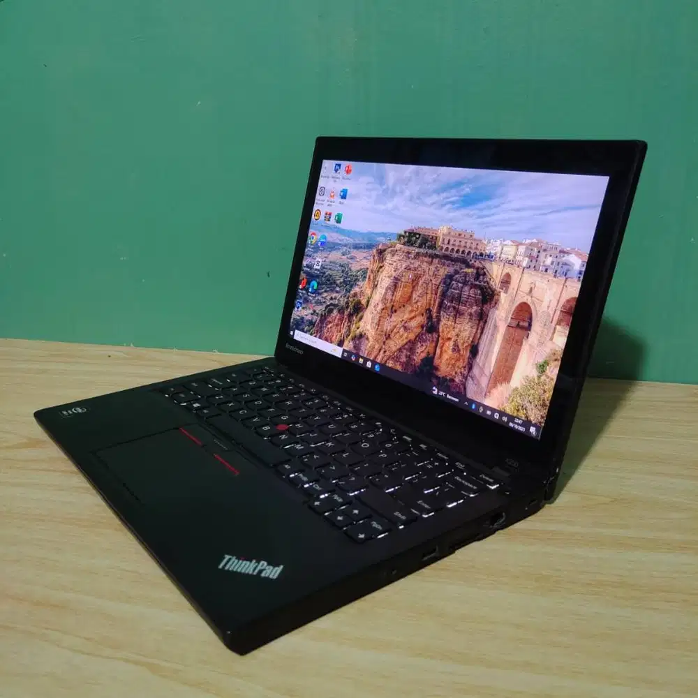 Laptop Lenovo Thinkpad Intel Core i5 5th 8/256 Touchscreen Layar Sentu