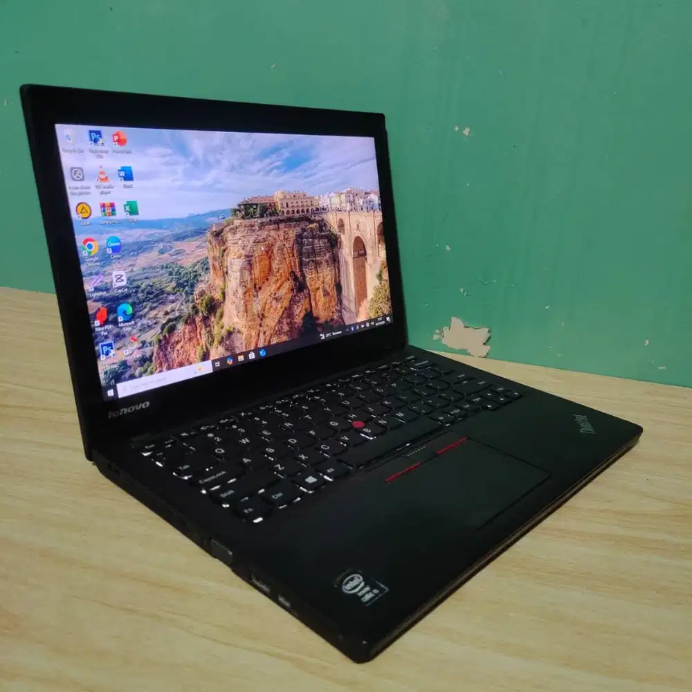 Laptop Lenovo Thinkpad Intel Core i5 5th 8/256 Touchscreen Layar Sentu
