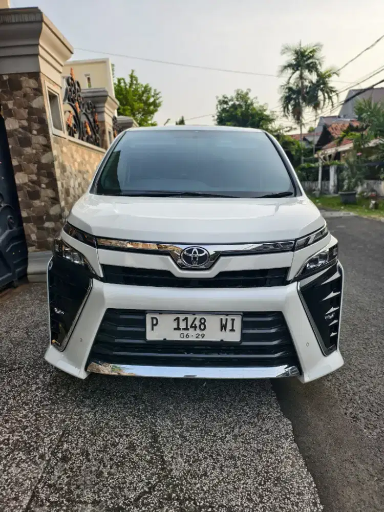 Toyota Voxy Low KM 2019
