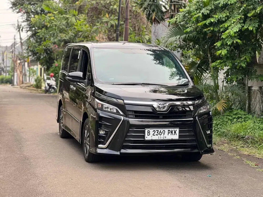 Toyota Voxy 2.0 AT 2019 Hitam