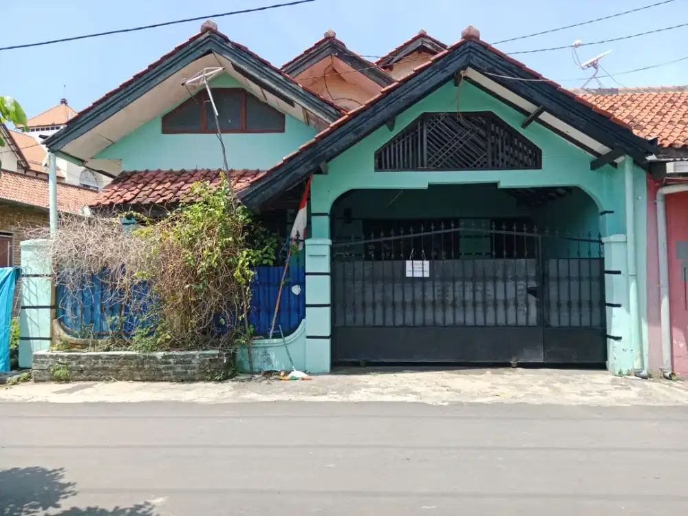 Rumah Belakang Hotel Santika dan Seberang Taman Wahidin