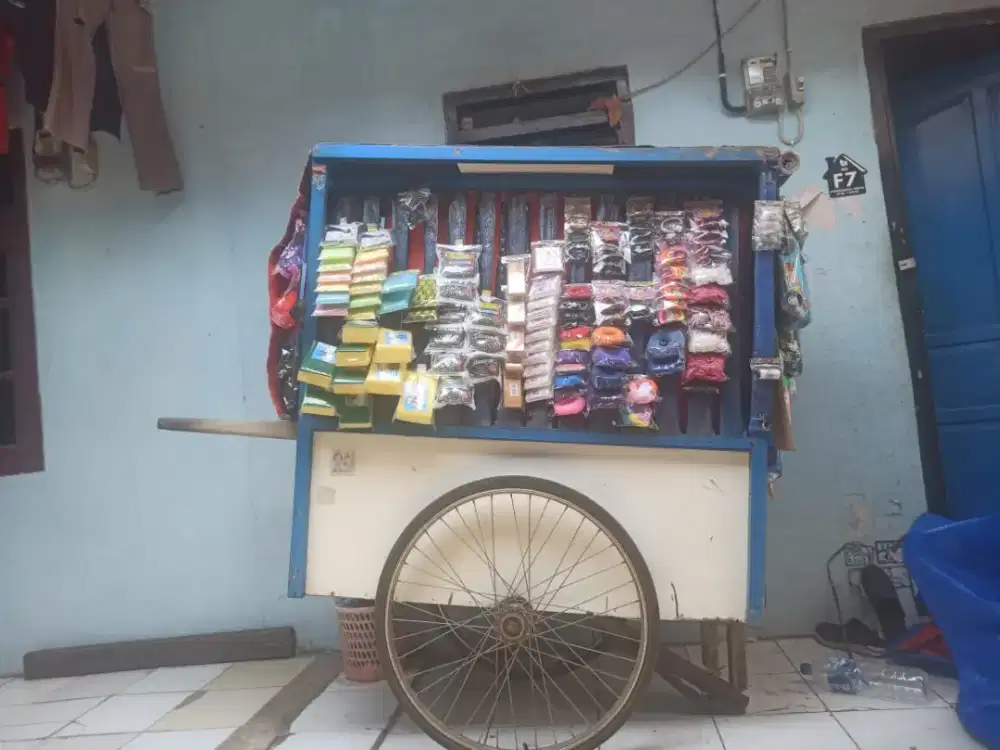 Gerobak maenan dan isinya