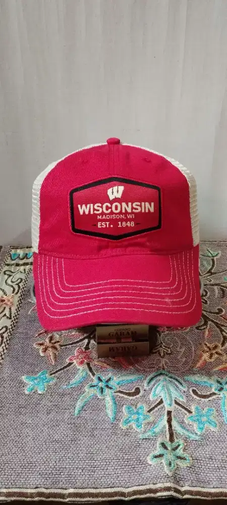 Trucker cap Captivating 
Wisconsin
All size
Full tag