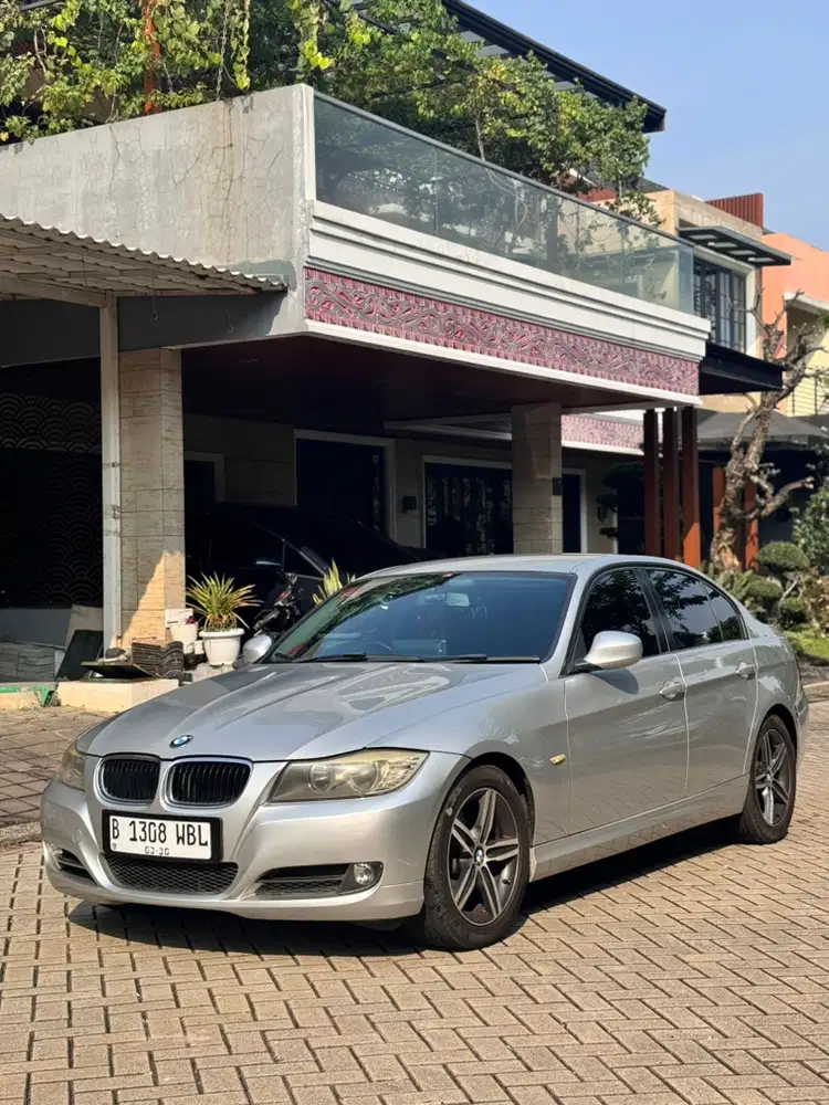 BMW 320i 2010 Bensin